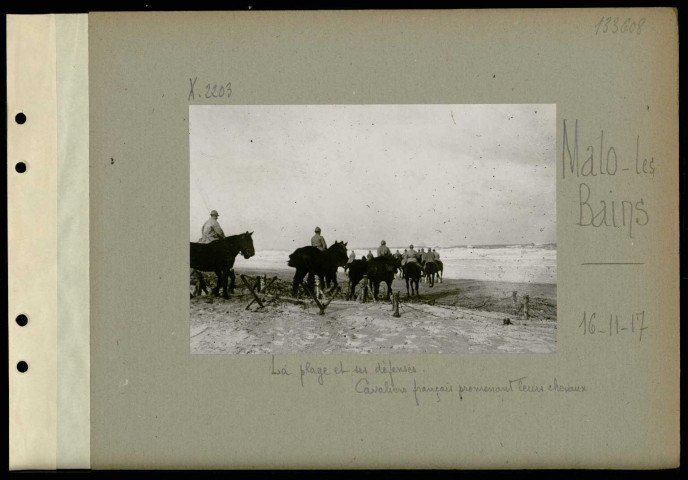 Malo-les-Bains. La plage et ses défenses. Cavaliers français promenant leurs chevaux