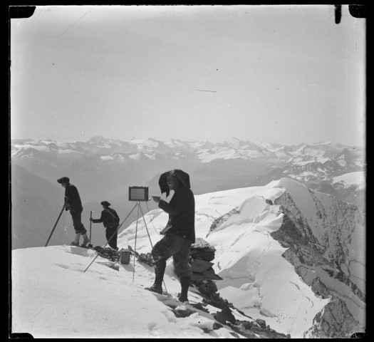 [Trois hommes dans le Massif de la Vanoise enneigé. Trépied]