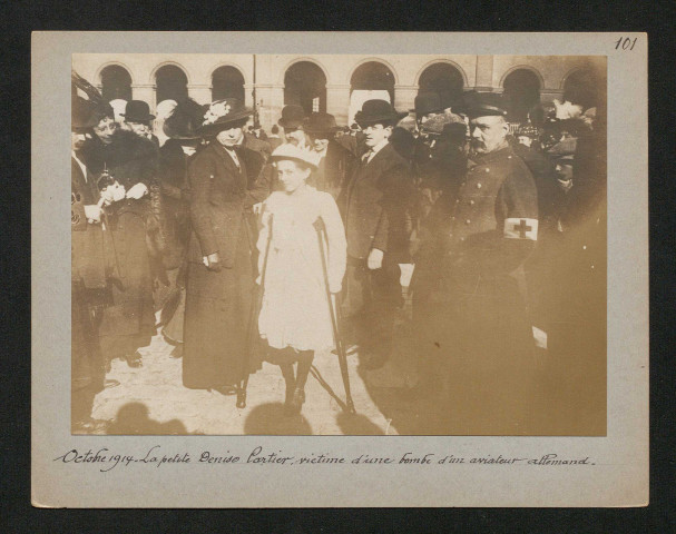 La petite Denise Cartier, victime d'une bombe d'un aviateur allemand