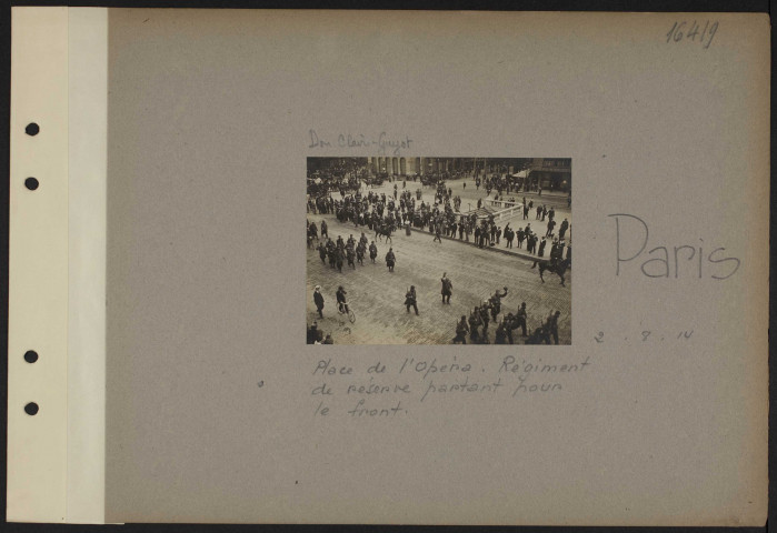 Paris. Place de l'Opéra. Groupe de réservistes se rendant, drapeau en tête, à la gare de l'Est