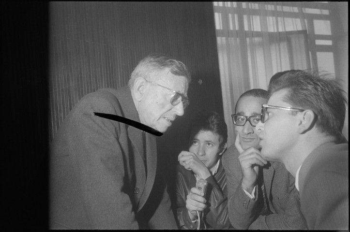 Joë Nordmann suivi de Jean-Paul Sartre dans le cadre de la conférence de presse du « Tribunal Russell ». Concert de jazz avec Max Roach et Abbey Lincoln