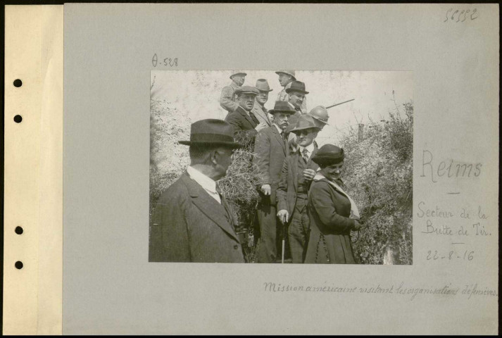 Reims (Secteur de la butte de Tir). Mission américaine visitant les organisations défensives