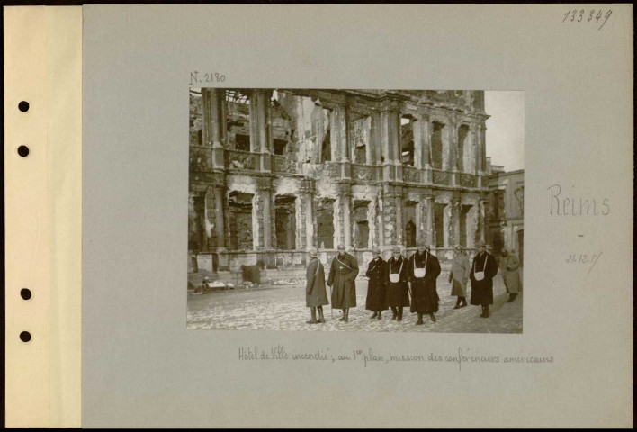 Reims. Hôtel de ville incendié ; au premier plan, mission des conférenciers américains