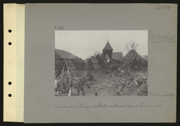 Assevillers. Un coin du village ; soldats cantonnés dans les ruines