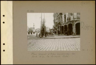 Reims. Place Drouet d'Erlon bombardée. Au fond, à gauche, la fontaine Subé