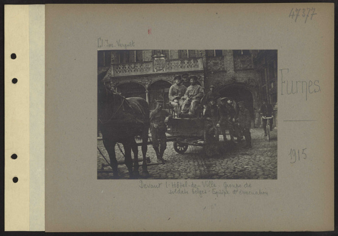 Furnes. Devant l'hôtel de ville. Groupe de soldats belges. Équipe d'évacuation