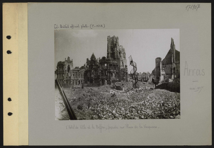 Arras. L'hôtel de ville et le Beffroi ; façade sur place de la Vacquerie
