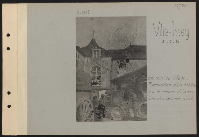 Ville-Issey. Un coin du village. Évacuation d'un tableau par le service d'évacuation des œuvres d'art