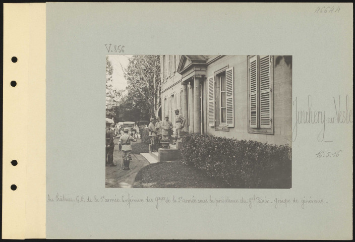 Jonchery-sur-Vesle. Au château. Quartier général de la 5e armée. Conférence des généraux de la 5e armée sous la présidence du général Pétain. Groupe de généraux