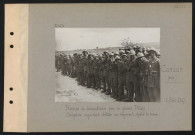 Candor (près). Remise de décoration par le général Pétain : Sénégalais regardant défiler un régiment, après la revue
