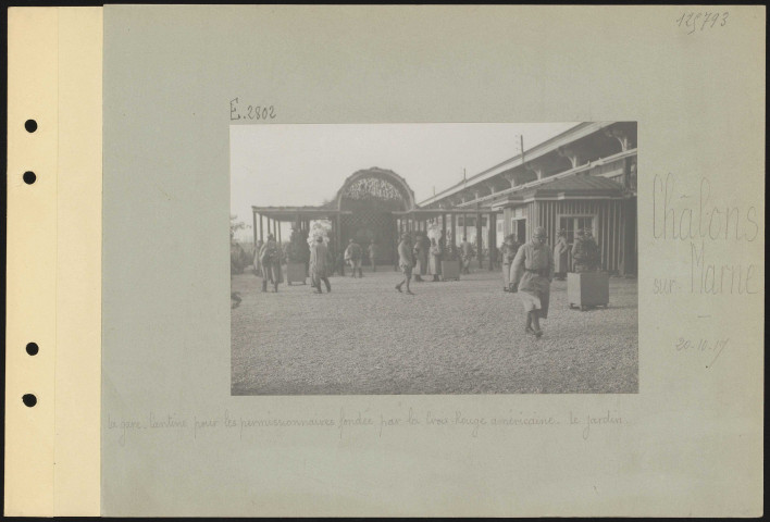 Châlons-sur-Marne. La gare. Cantine pour les permissionnaires fondée par la Croix-Rouge américaine. Le jardin