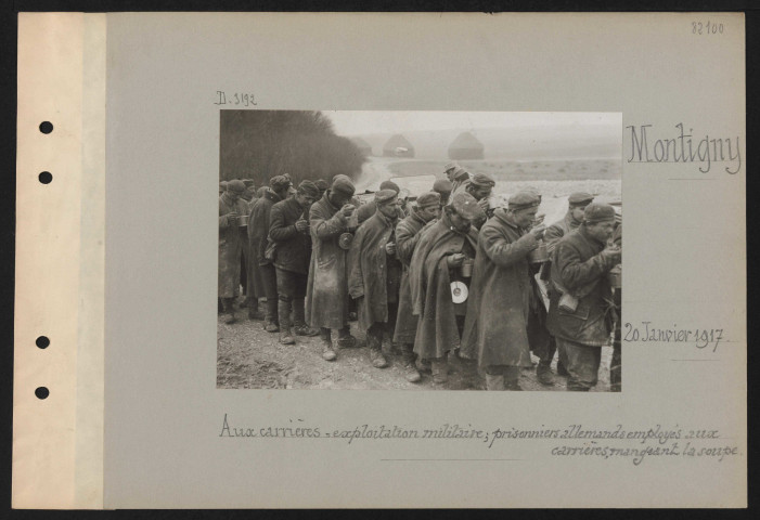 Montigny. Aux carrières : exploitation militaire ; prisonniers allemands employés aux les carrières, mangeant la soupe