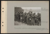 Montigny. Aux carrières : exploitation militaire ; prisonniers allemands employés aux les carrières, mangeant la soupe