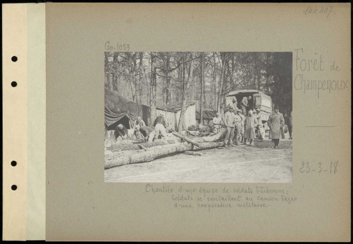 Forêt de Champenoux. Chantier d'un équipe de soldats bûcherons. Soldats se ravitaillant au camion bazar d'une coopérative militaire