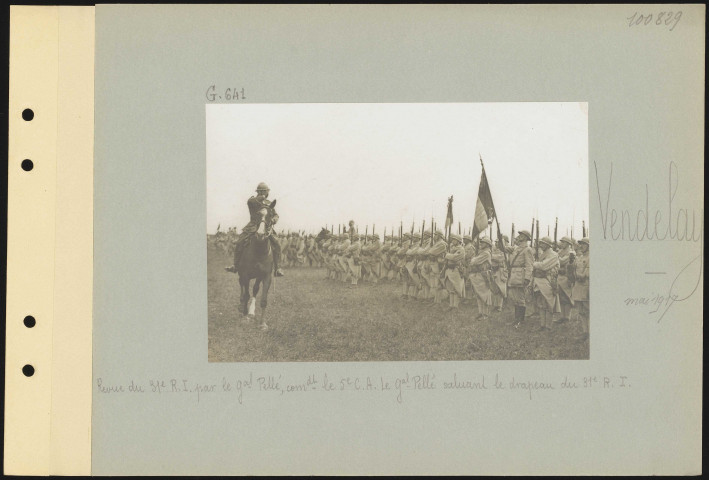 Ventelay. Revue du 31e régiment d'infanterie par le général Pellé commandant le 5e CA. Le général Pellé saluant le drapeau du 31e régiment d'infanterie