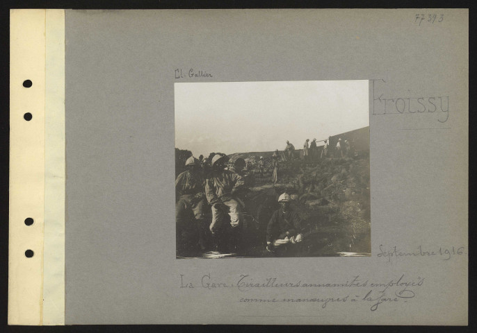 Froissy. La gare : tirailleurs annamites employés comme manœuvres à la gare