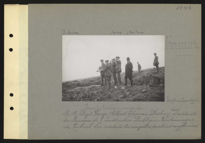 Fricourt. Sur le terrain conquis : messieurs Lloyd George, Albert Thomas, Darling, président du bureau de l'Instruction publique britannique, et colonel Lee visitant les nouvelles positions anglaises
