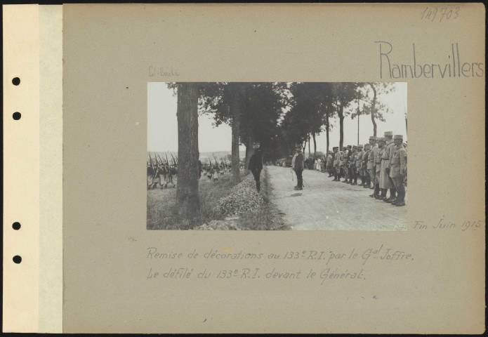 Rambervillers. Remise de décorations au 133e régiment d'infanterie par le général Joffre. Le défilé du 133e régiment d'infanterie devant le général