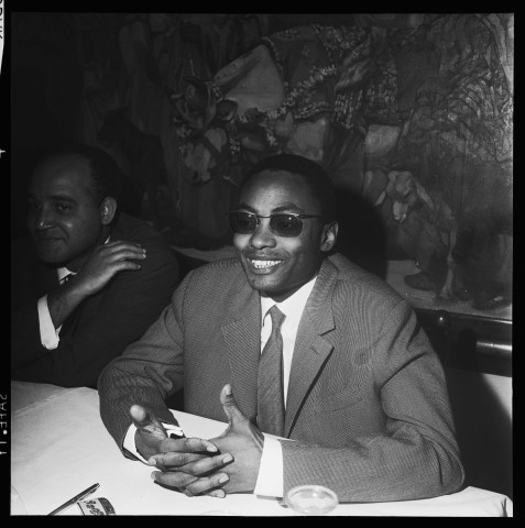 Portraits divers et reportage sur une école où écrivent et travaillent des enfants et des adultes