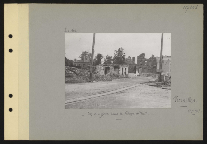 Vermelles. Un carrefour dans le village détruit