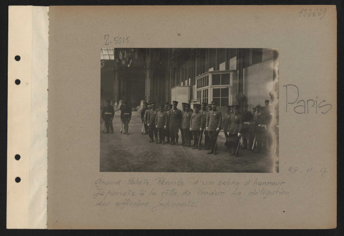 Paris. Grand Palais. Remise d'un sabre d'honneur japonais à la ville de Verdun. La délégation des officiers japonais