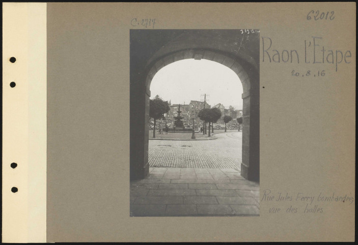 Raon-l'Étape. Rue Jules Ferry bombardée, vue des halles