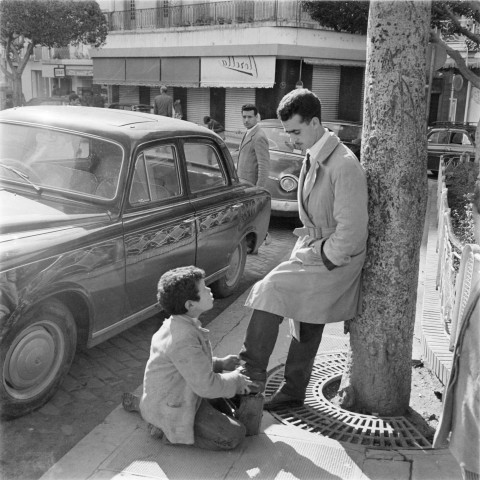 Alger. Petits cireurs de rue. 1