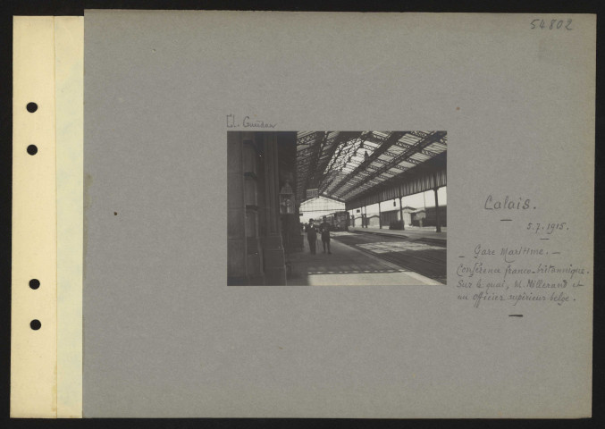 Calais. Gare maritime. Conférence franco-britannique. Sur le quai, M. Millerand et un officier supérieur belge