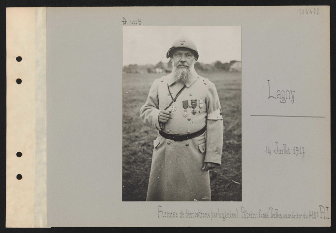 Lagny. Remise de décorations par le général Pétain : l'abbé Trilles, aumônier du 410e RI
