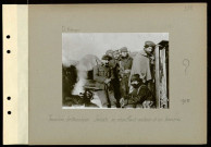 [S.l.]. Tranchée britannique. Soldats se chauffant autour d'un brasero
