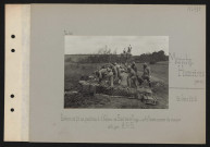 Monchy-Humières (près de). Batterie de 75 en position à un kilomètre au sud du village. Artilleurs munis du masque anti-gaz ARS