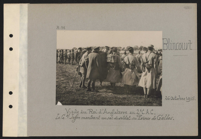 Blincourt. Visite du roi d'Angleterre au deuxième CAC. Le général Joffre montrant un sac de soldat au prince de Galles