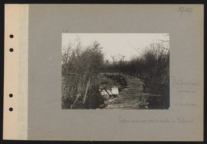 Béthincourt (environs de). Trottoir américain près du moulin de Raffécourt