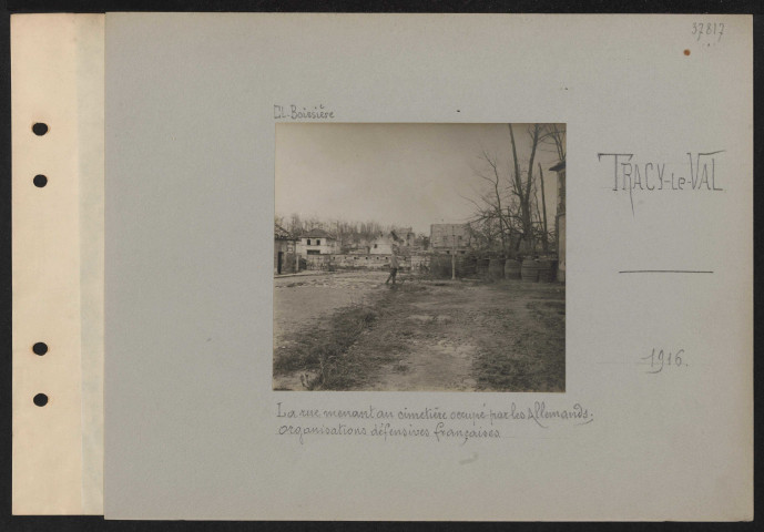 Tracy-le-Val. La rue menant au cimetière occupé par les Allemands ; organisations défensives françaises