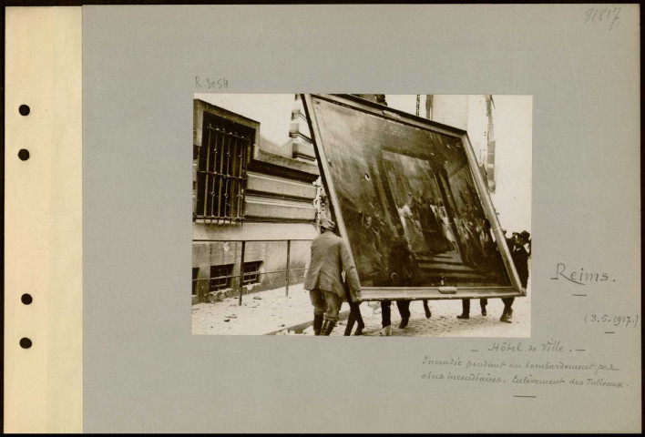 Reims. Hôtel de ville. Incendie pendant un bombardement par obus incendiaires. Enlèvement des tableaux