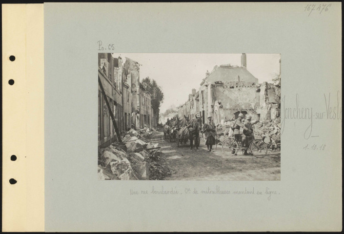 Jonchery-sur-Vesle. Une rue bombardée. Compagnie de mitrailleuses montant en ligne
