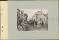 Jonchery-sur-Vesle. Une rue bombardée. Compagnie de mitrailleuses montant en ligne