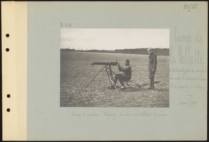 Camp de la Noblette (est de Cuperly, près du carrefour des routes de Suippes à Châlons et de Cuperly à La Cheppe). Camp d'aviation. Réglage d'une mitrailleuse d'avion