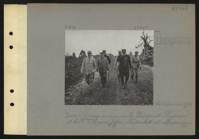 Dompierre. Dans le village reconquis. Le président Poincaré et les généraux Roques, Joffre, Berdoulat et Duparge