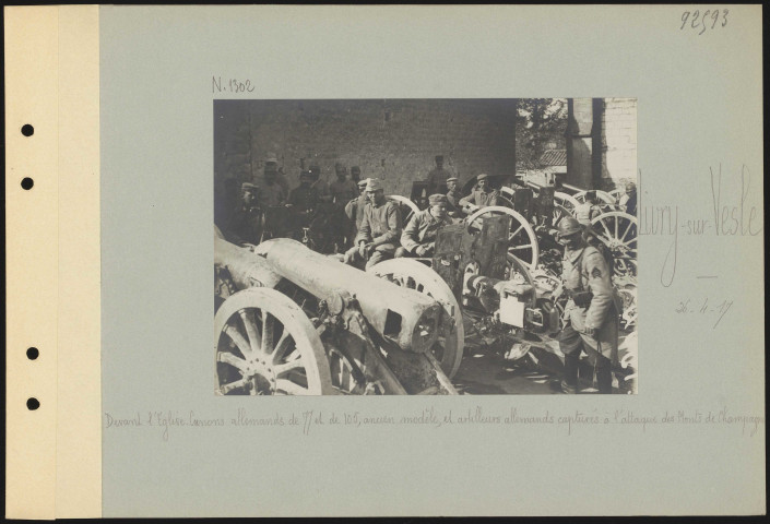 Livry-sur-Vesle. Devant l'église. Canons allemands de 77 et de 105, ancien modèle, et artilleurs allemands capturés à l'attaque des Monts de Champagne