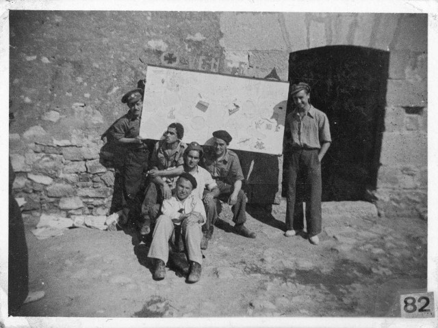 Groupe de brigadistes: Valls (debout à gauche), Luis Plana, Lorenzo Martinez, devant lui assis le chauffeur américain (?), Besaru, Virgilio