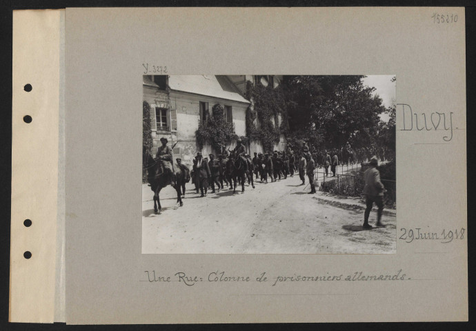 Duvy. Une rue : colonne de prisonniers allemands