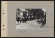 Duvy. Une rue : colonne de prisonniers allemands