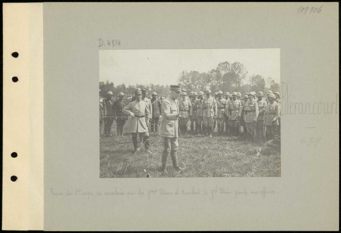 Blérancourt. Revue du premier corps de cavalerie par les généraux Pétain et Humbert. Le général Pétain parle aux officiers