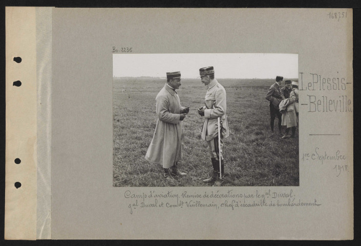 Le Plessis-Belleville. Camp d'aviation. Remise de décorations par le général Duval ; général Duval et commandant Vuillemain, chef d'escadrille de bombardement