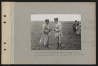 Le Plessis-Belleville. Camp d'aviation. Remise de décorations par le général Duval ; général Duval et commandant Vuillemain, chef d'escadrille de bombardement