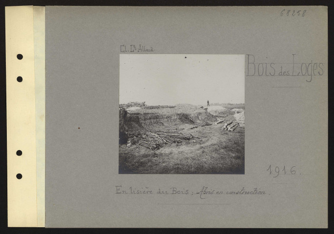 Bois des Loges. En lisière du bois ; abris en construction