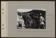 Coudun (près de). Deuxième régiment de spahis : délégués des colonies britanniques devant la tente du colonel
