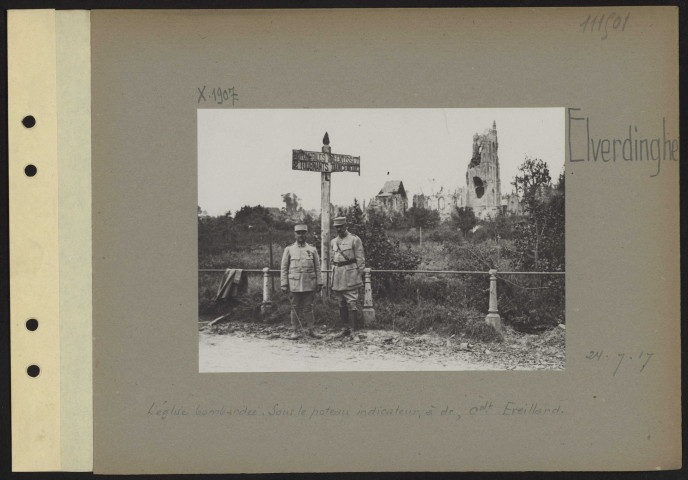 Elverdinghe. L'église bombardée. Sous le poteau indicateur, à droite, commandant Eveillard