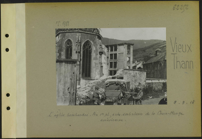 Vieux-Thann. L'église bombardée. Au premier plan, auto-ambulance de la Croix-Rouge américaine